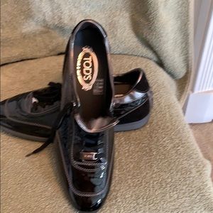 Blk patent tennis shoe by Tod’s size 41.5
